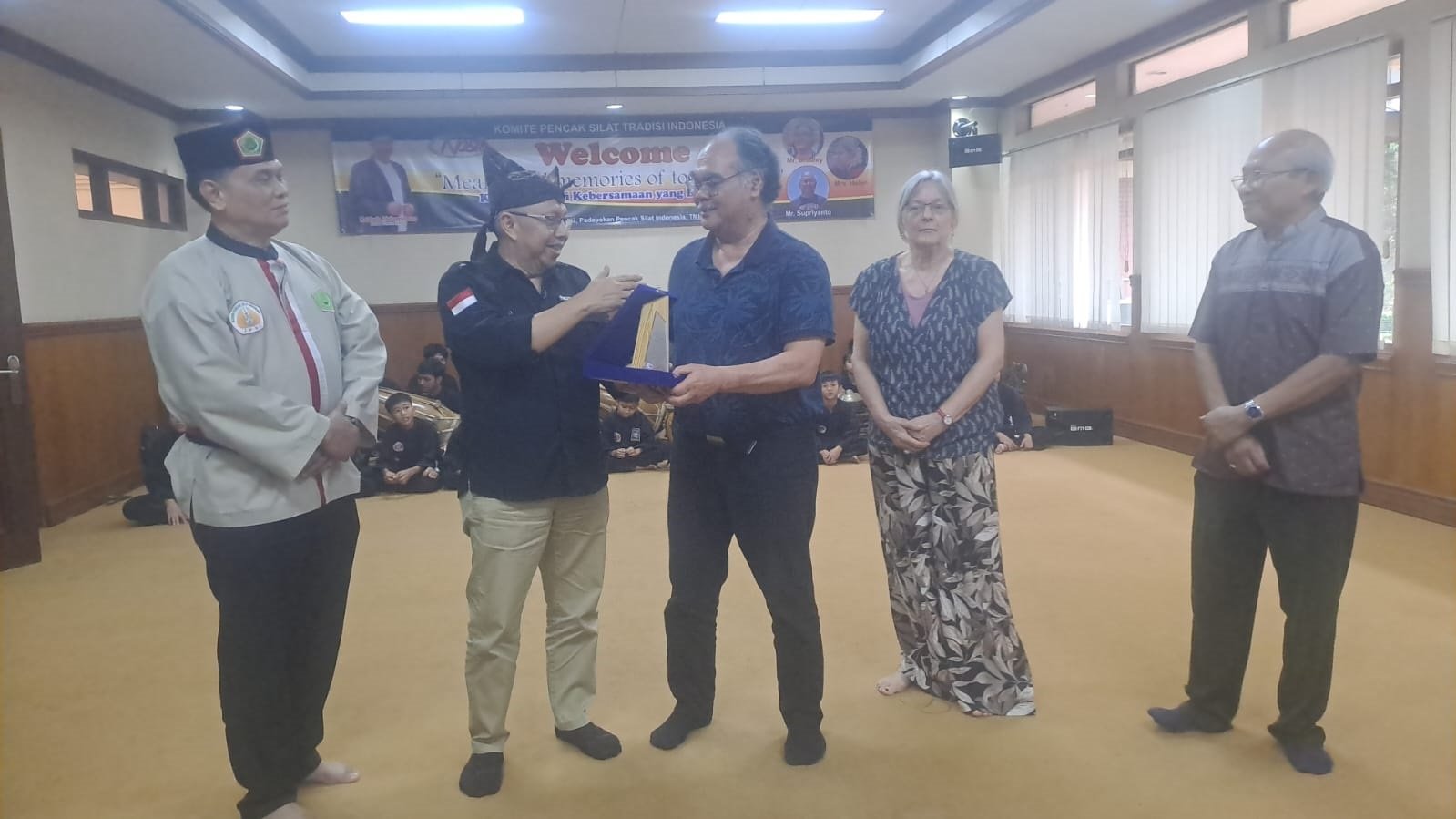 Ketua Umum KPSTI Mahfudz Abdurrahman memberikan plakat Mr. Bradley Jacobs  (NPSF)